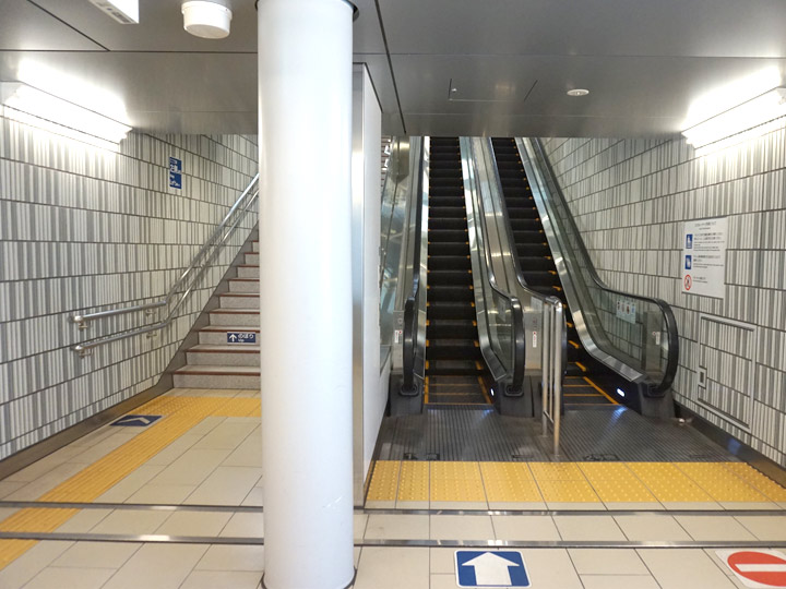 エスカレーターもしくは階段を登ります