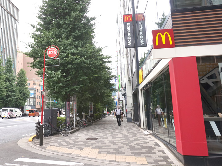 マクドナルドを右手にさらに直進