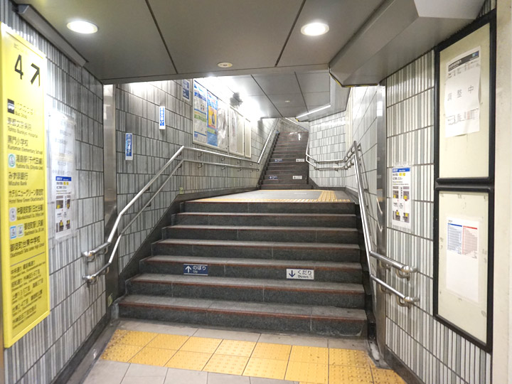 4番出口の階段を上ります
